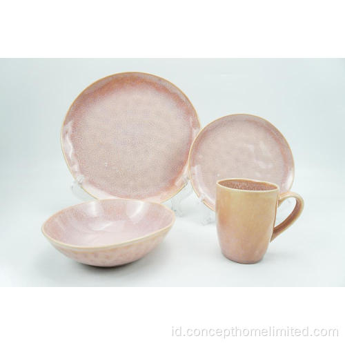 Makan malam stoneware berlapis kaca reaktif diatur dalam warna merah muda muda
